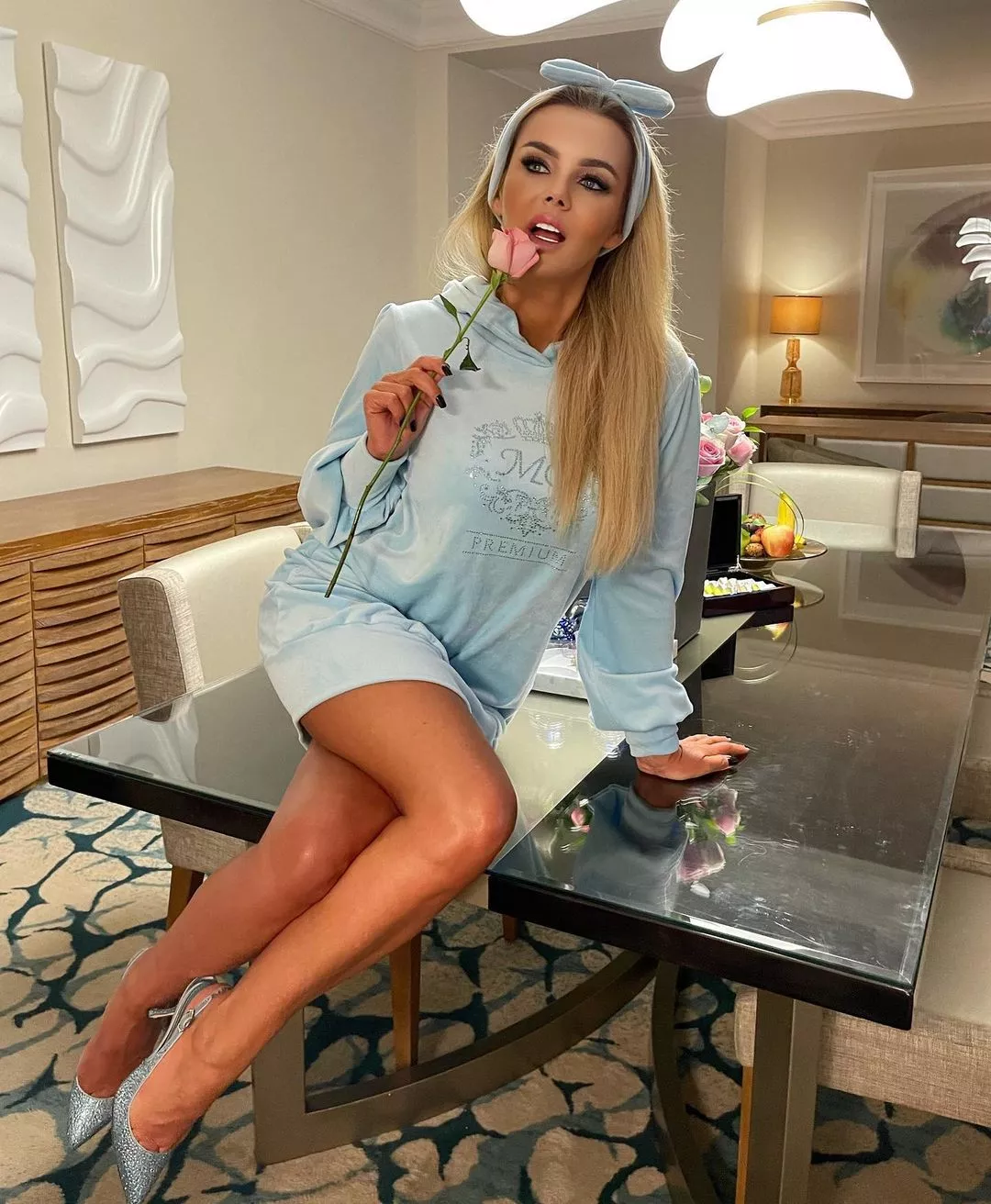 Gwiazda disco polo wzięła udział w namiętnej sesji na stole. Uwagę zwracają SZPILKI! 